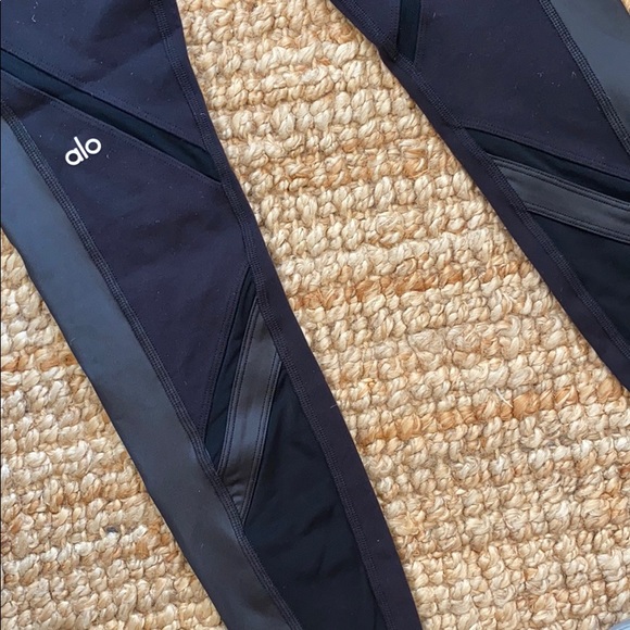 (SOLD) Alo yoga epic legging black mesh - Picture 4 of 6
